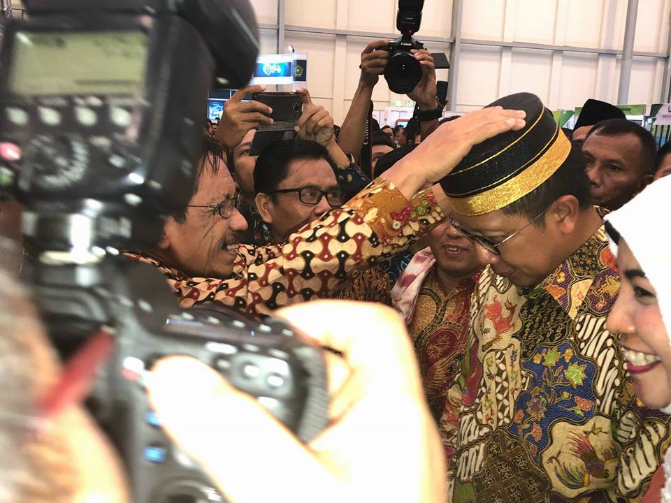 Gambar Menteri Agama Sambangi Booth UIN Alauddin pada Expo Pendis 